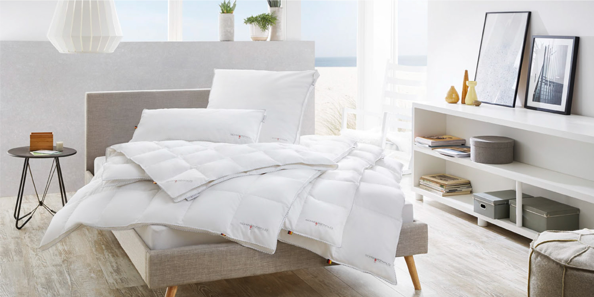 Bett mit Balette Gitta Daunendecke und Daunenkissen